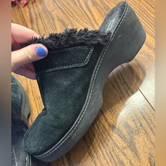 CROCS Women’s faux fur lined black suede leather slip on mule clog shoes size 10 - Picture 5 of 8